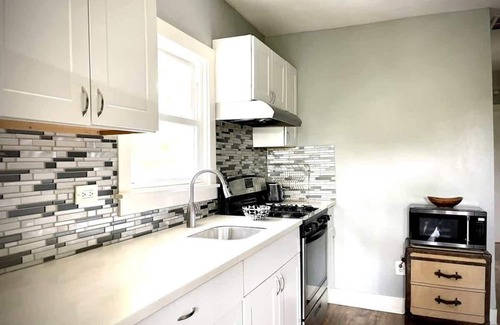 Evanston House | Spacious 7-Bedroom Home in Evanston