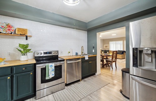 Plymouth House | Spacious 7-bedroom house with WiFi and MASSIVE backyard in marvelous Plymouth