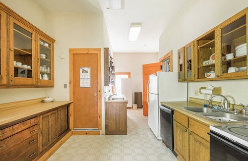 Richford House | Spacious 7-bedroom house. Fall is coming. Good place to see the foliage.