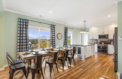 Leicester House | Spacious 7BR Luxury Retreat Near Asheville – Sleeps 24