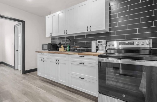 Downtown Niagara Falls House | Spacious 8-bedroom home in Niagara Falls Perfect for groups!