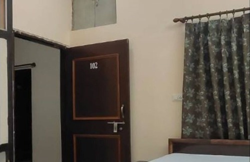 Varanasi Apartment | Spacious 8-bedroom apartment with AC and hot water, WiFi in charming Varanasi