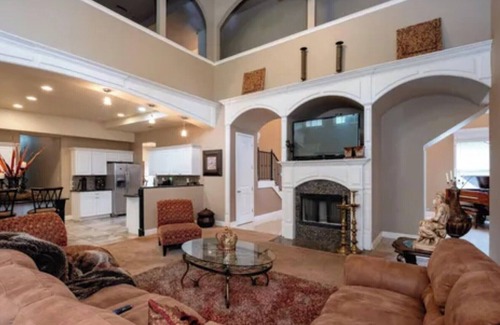 East End House | Spacious 8-bedroom house with WiFi, AC in lovely Hensley