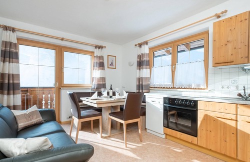 Viehhofen Apartment | Spacious apartment with balcony and views
