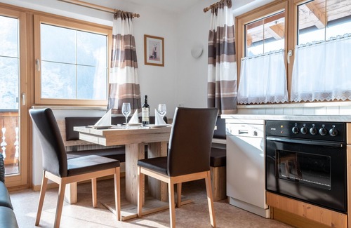 Viehhofen Apartment | Spacious apartment with balcony and views