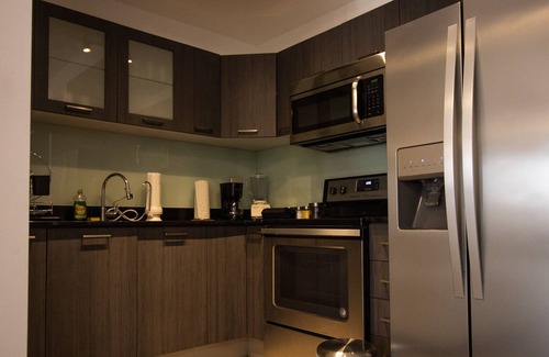 Zona 10 Apartment | Spacious Apt. For 6 people/ Parking/ 5 Min. From Airport.