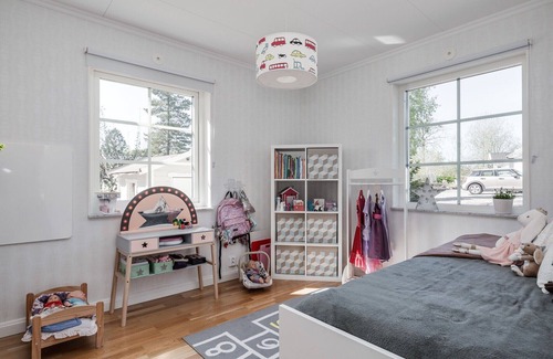 Vega House | Spacious accommodation near Stockholm with heated pool | SE13013