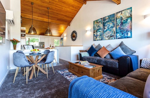 Fernhill Apartment | SPACIOUS ALPINE SPA LAKE VIEW TOWNHOUSE