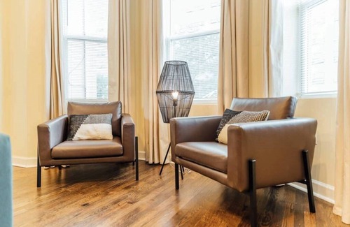 Uptown Apartment | ❤️ Spacious and Airy Apartment With Parking On Site!