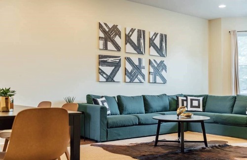 Uptown Apartment | ❤️ Spacious and Airy Apartment With Parking On Site!