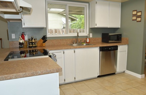 Beaverton House | Spacious and Beautiful Single-Level for 10+