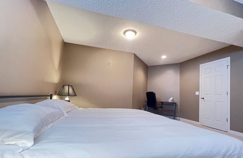 Northwest Calgary House | Spacious and bright 2 bedroom Walk-out Suite