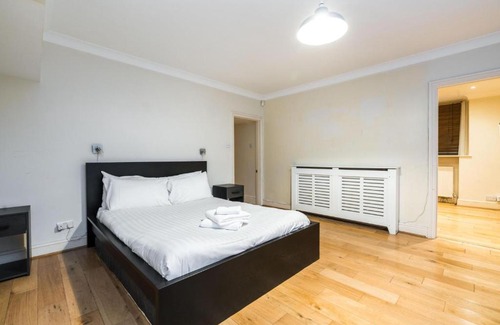 Camden Apartment | Spacious and Bright 3BD Home in Belsize Park