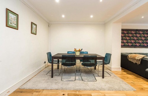 Camden Apartment | Spacious and Bright 3BD Home in Belsize Park