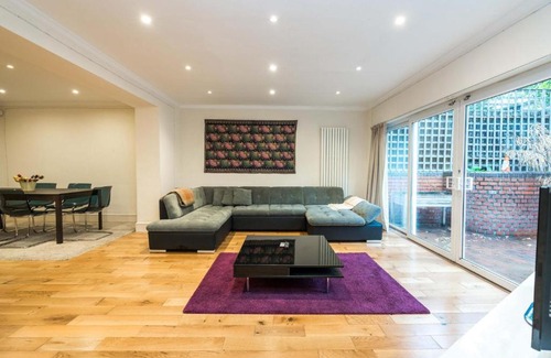 Camden Apartment | Spacious and Bright 3BD Home in Belsize Park