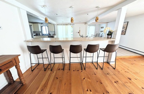 West Wareham Apartment | Spacious and Bright , Very Close to Beach!