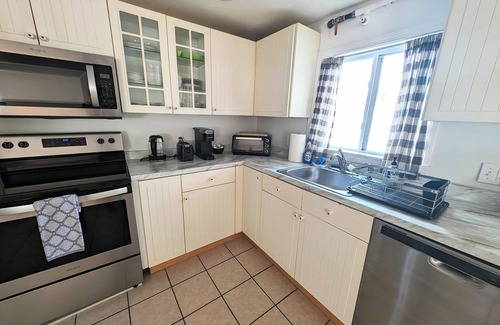West Wareham Apartment | Spacious and Bright , Very Close to Beach!