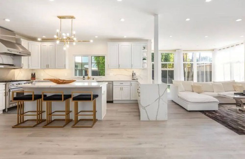 Miracle Mile Apartment | Spacious and Charming Miracle Mile Mansion