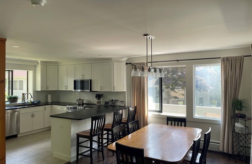 Lincoln House | Spacious and charming, 3Bedroom 2Bath townhouse Sleeps 8-10