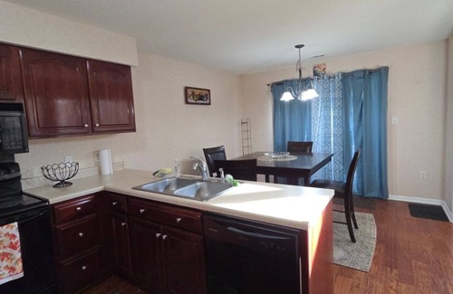 Savannah House | Spacious and charming 4-bedroom house with WiFi, AC in charming Savannah