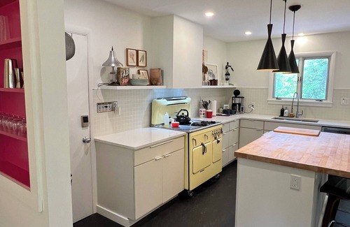 New Paltz House | Spacious and chic MCM ranchn