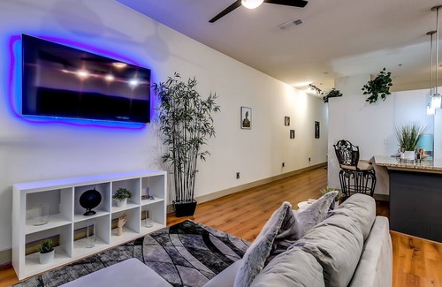 Lindridge-Martin Manor Apartment | Spacious and Clean Living Minutes from Downtown