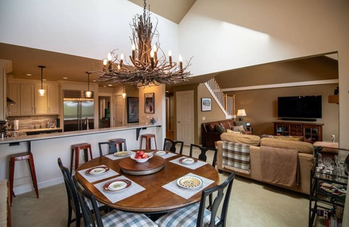Ludlow House | Spacious and Close to Ski Lifts Family Friendly Condo at Solitude on Okemo