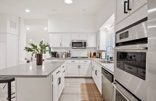 Topanga House | Spacious and Cozy Home with Pool in Woodland Hills