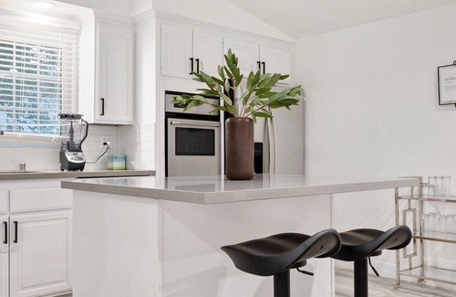 Topanga House | Spacious and Cozy Home with Pool in Woodland Hills