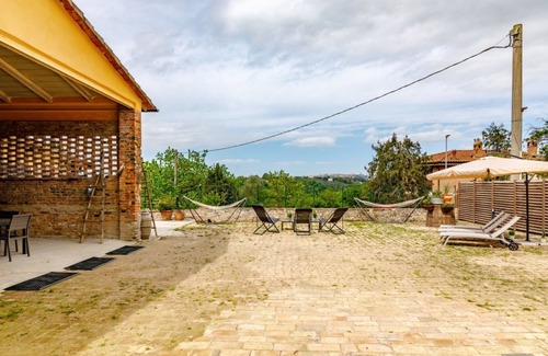 Siena Apartment | Spacious and elegant 200 sqm farmhouse with independent entrance, able to accommodate up to 10 people, organized on two levels, connected by an internal wooden staircase (NOT suitable for disabled people). The house is part of an ancient convent from the