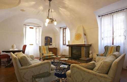 Castello House | Spacious and exceptional 6-room house with an idyllic courtyard