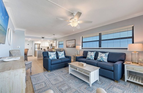 Sanibel Condo | Spacious and lovely seaside decor in this top floor corner unit.