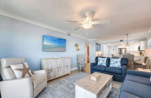 Sanibel Condo | Spacious and lovely seaside decor in this top floor corner unit.