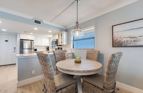 Sanibel Condo | Spacious and lovely seaside decor in this top floor corner unit.