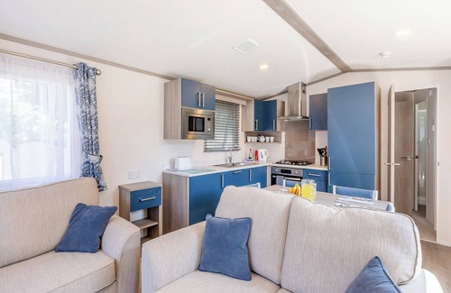 Axminster House | Spacious and luxurious 12ft-wide caravan with one double and one twin bedroom.