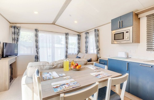 Axminster House | Spacious and luxurious 12ft-wide caravan with one double and one twin bedroom.