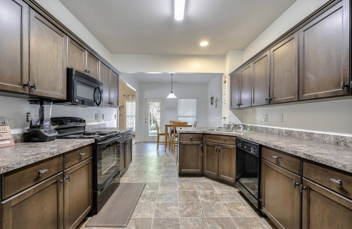New Castle House | Spacious and Luxurious Townhouse 3B/2.5B in a quiet neighborhood