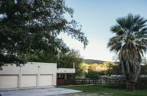 Cornville House | Spacious and modern comforts in a southwest ranch setting