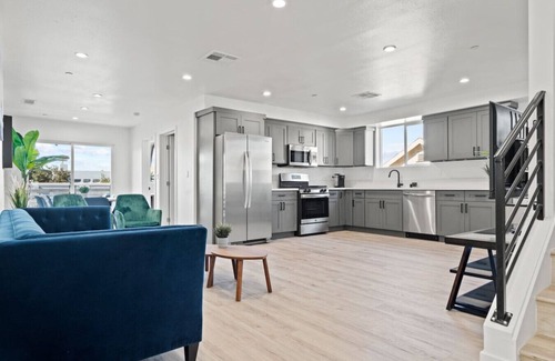 Vernon House | Spacious and modern home in Arts District