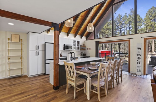 Strawberry Ski Chalet | Spacious and Modern Pet-Friendly Chalet in the Pines—perfect for large groups!