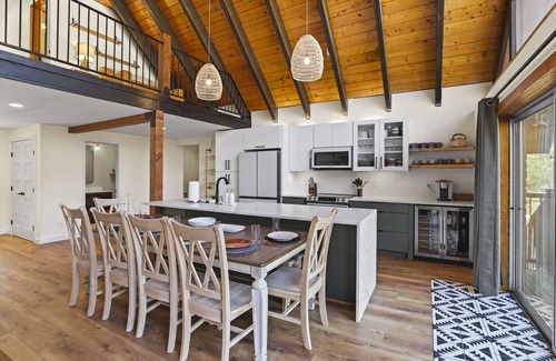 Strawberry Ski Chalet | Spacious and Modern Pet-Friendly Chalet in the Pines—perfect for large groups!