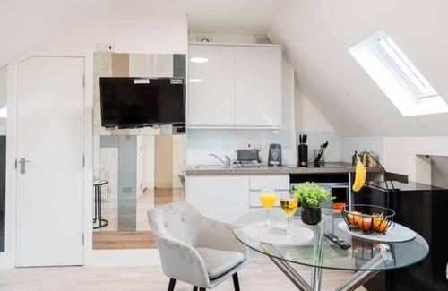 Kensal Green Apartment | Spacious and Modern studio in London