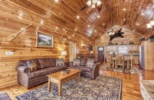 Townsend Cabin | Spacious and peaceful Providence with 2 master suites and large wrap-around deck