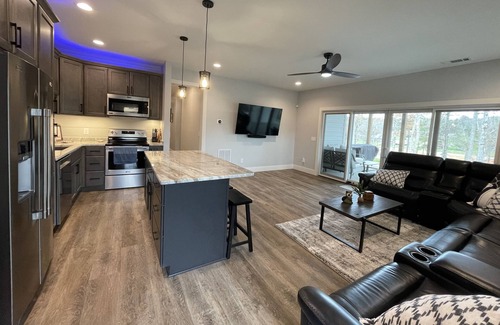 Blairsville House | ~ Spacious and Private ~ Lake House Guest Suite with Hot Tub and King Beds