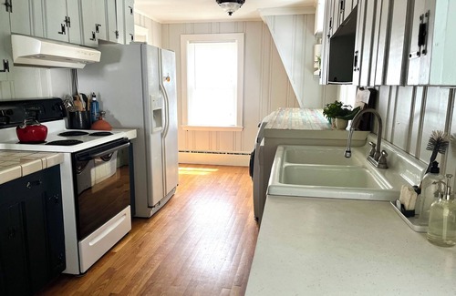 Yarmouth House | Spacious and private 2nd floor 2bed apartment in Yarmouth Village.