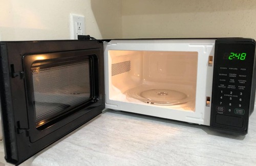 Weequahic Apartment | Spacious and private apartment with 3 bedrooms and 1 bathroom near Newark International Airport EWR and New York City
