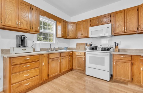 Columbia House | Spacious and Private Guest House w/a Large Porch!