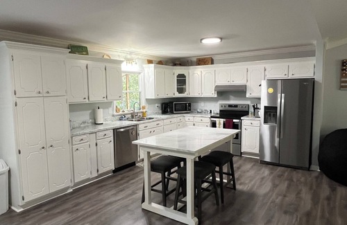 Townville House | Spacious and quiet lakehouse with dock on Lake Hartwell