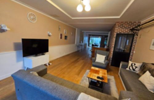 Lormont House | Spacious and radiant house with terrace