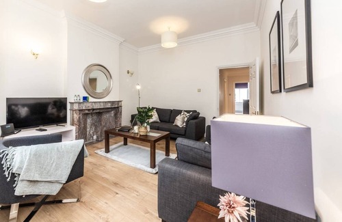 Abingdon Apartment | Spacious and recently modernised two-bedroom apartment in Kensington
